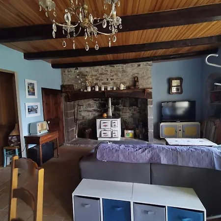 Maison Cantalienne Typique Hébergement de vacances Allanche