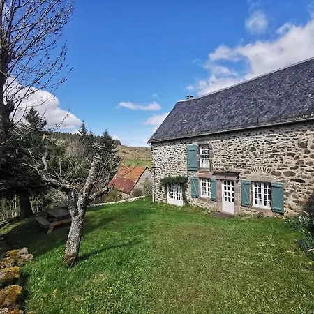 Maison Cantalienne Typique Hébergement de vacances *